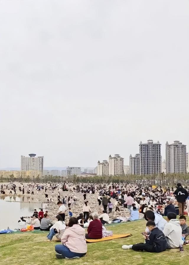 运城市中心藏了一片“海”！走，带你去看治愈系沙滩