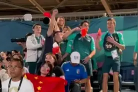 法国又辱韩，一天就知道气韩国人！志愿者现场喊中国加油对抗韩国图片