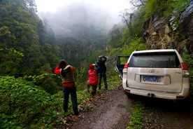 我驾驶“进藏神车”丰田普拉多，顶风冒雨，勇闯牛背山图片