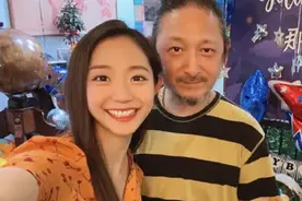 跨越年龄与偏见的爱情：父女恋婚纱照曝光，全裸新娘引发热议图片