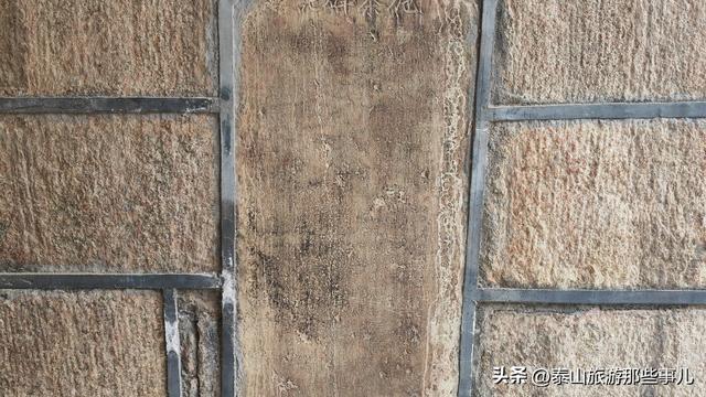 它被誉为“泰山第一楼”，里面住着 128 位神仙，2位皇帝曾为其背书