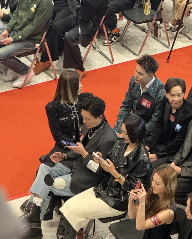 《新闻女王2》活动，张家妍缺席飞爷如此年轻，家嫂刘艳太漂亮了