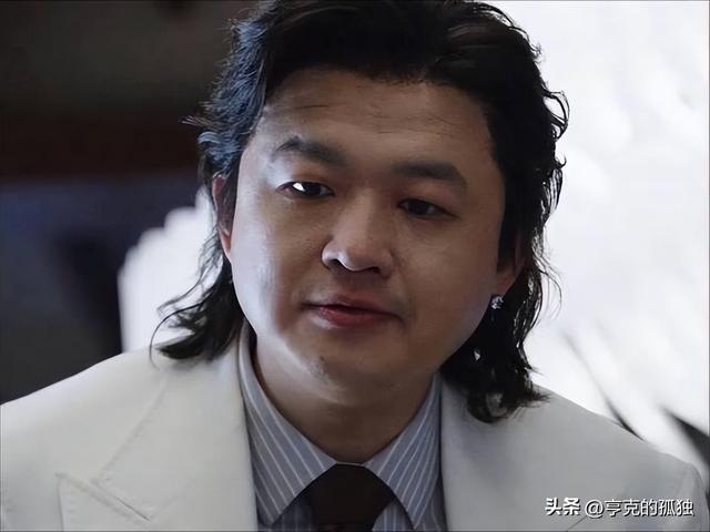 同时谈7个女友，坏事干尽，却红极一时，是谁帮了他？