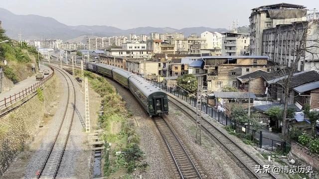 明明高铁更快，为啥还有人守着绿皮火车跑一夜，答案比你想的现实
