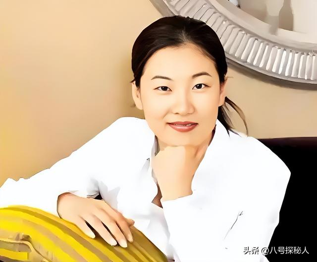 儿子才满20，丈夫便已是七旬老人，嫁给富翁的伏明霞现在后悔不？