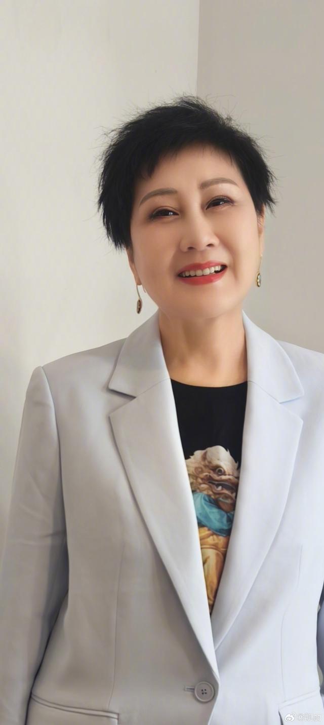 没想到，63岁张凯丽，因九三阅兵上的一个动作，再次实现口碑暴增