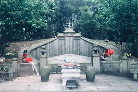 1975年左宗棠墓被炸，遗骸散落一地，王震将军大怒要求立即修复图片