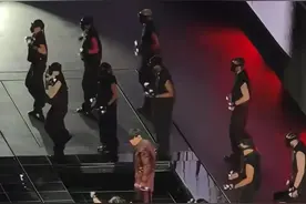 林俊杰演唱会突发意外！一表演者从升降台跌落，林俊杰中断演唱图片