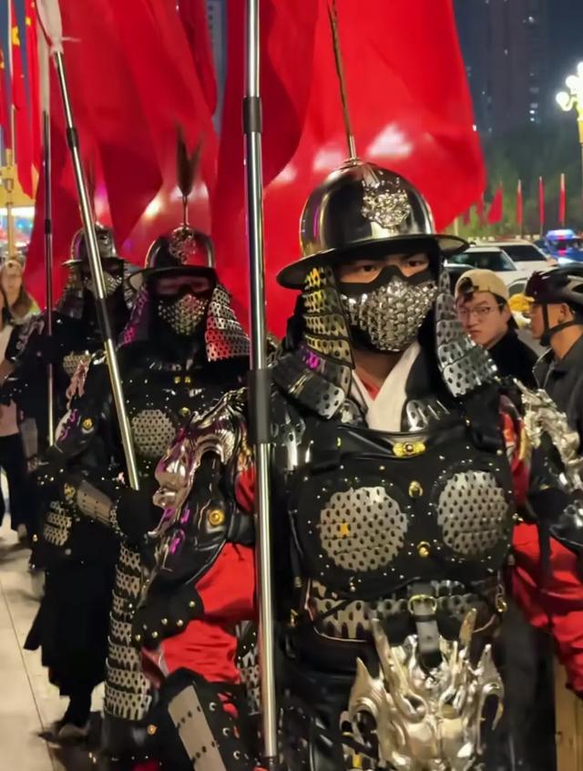 太原 这次真的赢麻了！重甲武士巡游街头，这才是古城该有的排面！