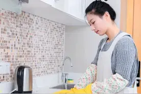 她是50多岁的保姆，7000元一个月，雇主提出一些特殊要求，辞工了图片