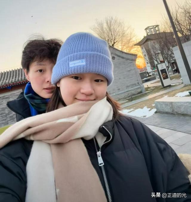 全红婵晒自拍 五官长开了 看着更文静了 和好友在一起好放松好开心