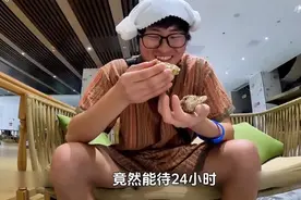 韩国小伙来中国体验搓澡，直接选最贵的套餐，结果被大叔搓红了脸图片