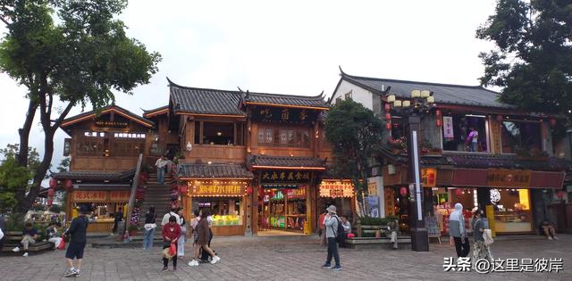 丽江古城大水车及周边景色