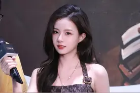 和平精英赛事官方主持人，这气质真迷人图片