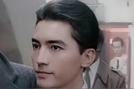 尊龙：一个美男子的结局，竟然是73岁无儿无女，独居海外养狗为伴图片