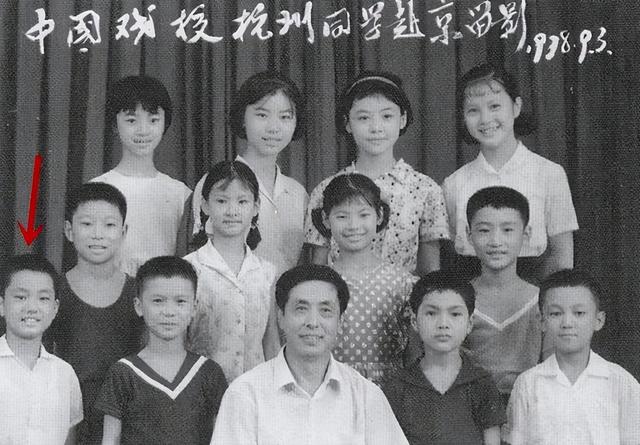 演了一辈子警察，穷得靠老朋友刘丹接济，45岁被嫂子“逼婚”