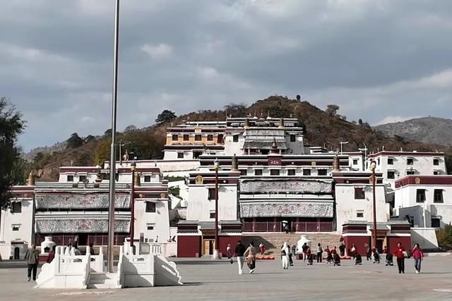 探秘“漠南布达拉宫”五当召，一座寺庙中的高等学府！