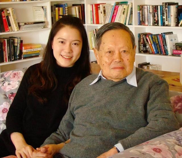 看懂杨振宁10年前的预言，才明白无儿无女的翁帆，早被安排好退路