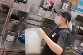 订单长达数米！蜜雪冰城爆单女店员忙到崩溃落泪 骑手：你慢慢来，不用着急图片