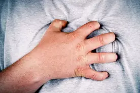 62岁大爷夜间不幸猝死，医生警告：半夜再口渴，也不要喝这3种图片