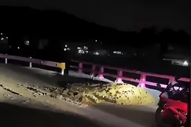 摩友骑行贵阳网红路被溅一身污秽，当地回应并非村民“粪便封路”，交警已按交通事故处理图片