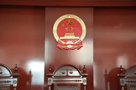 前车撞人逃逸后车碾压致其死亡，连环事故责任如何划分？法院判了！图片