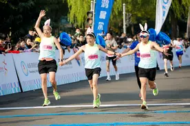 私兔：马拉松赛道上的引导者图片