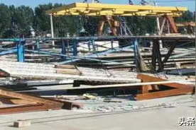 太大意了！未全部摘除吊钩即操作起重机，吊物滑落致1死1伤！图片