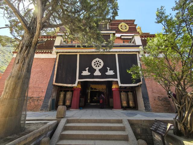 格鲁派六大寺，拉卜楞寺是其一，也是甘南旅游路线上的重要一站