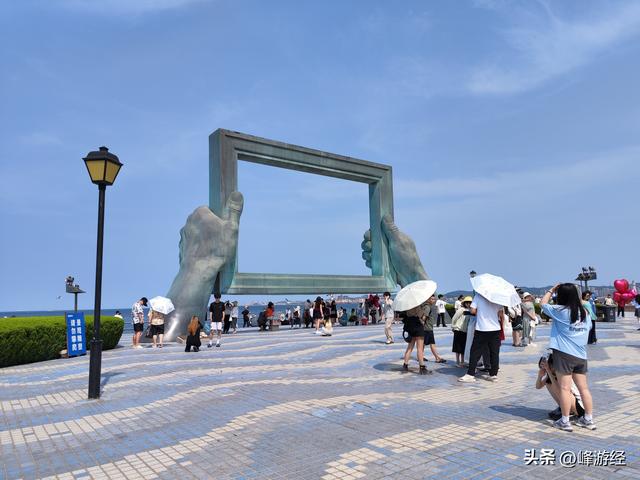 漫步威海公园，从海的颂歌到白色灯塔，大相框前留下美丽瞬间