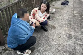 汽车冲进池塘！重庆女护士一根竹竿救两男图片
