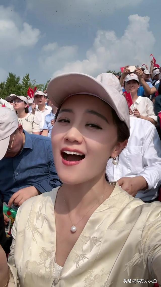 王小玮受邀现场观礼九三阅兵，穿中式套裙戴珍珠耳环美得耀眼