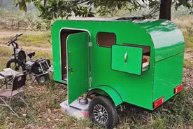 绿油油的移动房，两轮电动车拖挂床箱旅行，小电驴牵引露营车出游图片