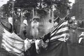 罕见老照片：全身赤裸的犹太女子露天淋浴，被纳粹扒衣搜身的女人图片