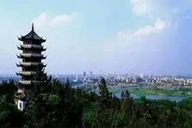 真卷：2025安徽省高考本科过线率低于5成，600分以上人数30104人图片