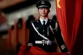 ​最帅护旗手张自轩转业县委统战部4个月后辞职图片