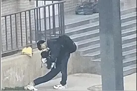 每日一笑：情侣高难度姿势秀恩爱，这谁受得了啊！图片