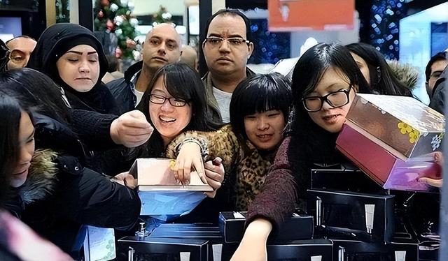几乎全是假货，利润高达650%，为何消费者还争相购买?