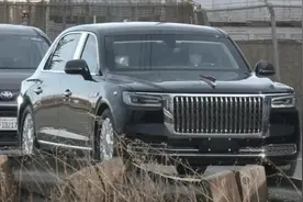 可防炸弹！外媒眼中的随团访美装甲红旗N701豪华轿车图片