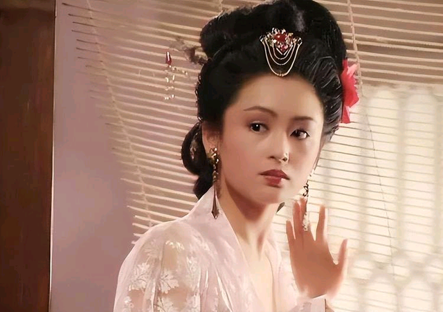 长得太美被导演占为己有，4年后生下大明星儿子，16就开始争光了