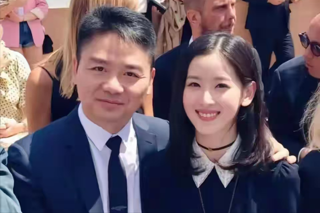 这次，在自嘲老婆面前没自信的刘强东身上，暴露了老夫老妻的尴尬