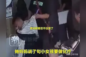 妈妈带五岁女儿理发剃光头，得知原因后，现场的人都泪奔了图片