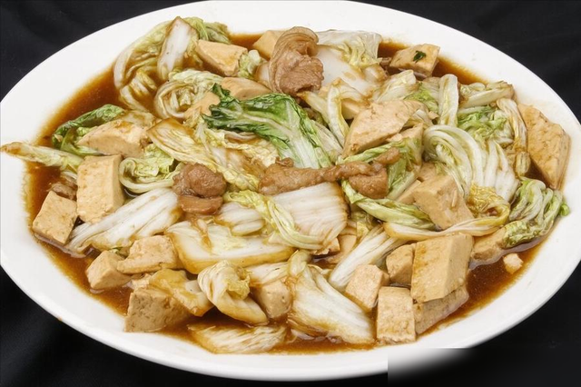 白菜炖豆腐，先炒白菜还是豆腐？大厨教你正确顺序，鲜香又入味