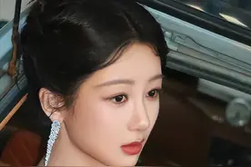 杨紫直播大秀高定花裙，紫妹越来越时尚了！图片