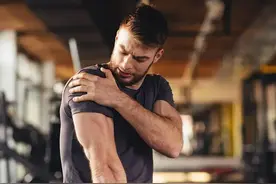 健身后第二天肌肉疼痛，还可以继续撸铁吗？看看大佬给的建议图片