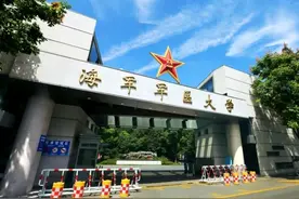 军医和民医的差别，军医硬核治疗，502胶粘伤口，不麻醉直接缝合图片