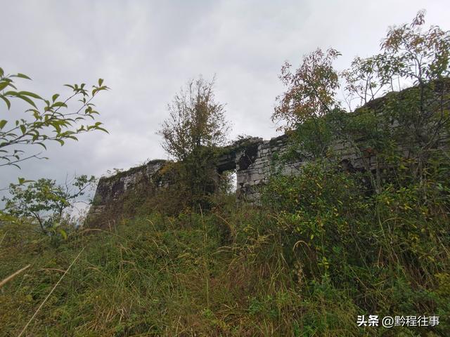 偏远乡野中寻找一个古寺遗址，探险一个深邃溶洞