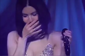 许茹芸演唱会与粉丝合唱感动哭了，可见她应该是个善良的性情中人图片