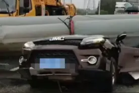 祸从天降！东莞吊车断裂倾倒，汽车被砸中变废铁，疑似两人死亡！图片