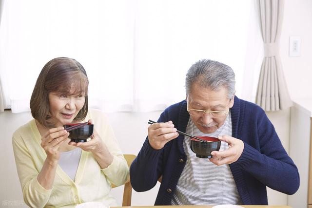 “吃饭七分饱”被推翻了？医生：过了50岁，吃饭尽量要做到这3点